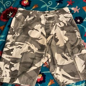 Wrangler camo cargo shorts 32